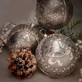 Set of 2 silver Christmas balls "Bells and Bullfinches"