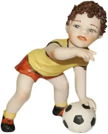 Фарфоровая статуэтка "Угловой удар" Фарфоровая статуэтка "Угловой удар"