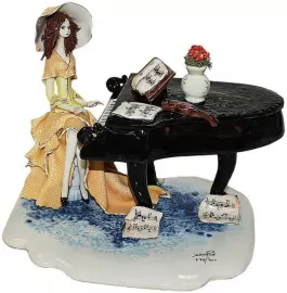 Statuette "The Lady and the Piano"