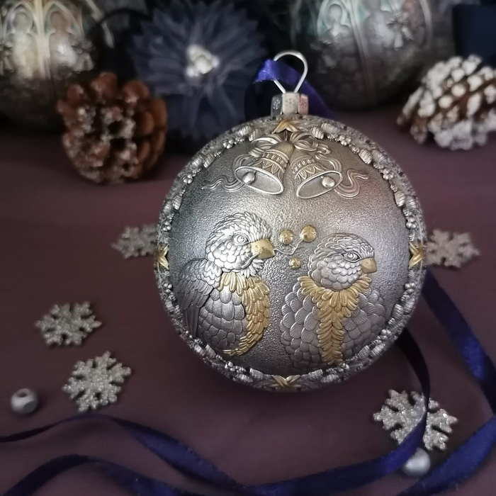 Серебряный елочный шар "Снегири" с позолотой