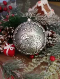 Set of 2 silver Christmas balls "Snowflakes and Bullfinches"