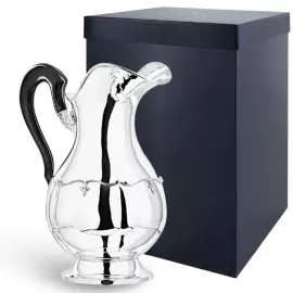 Кувшин серебряный с цветочным орнаментом и деревянной ручкой в футляре