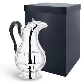 Кувшин серебряный с цветочным орнаментом и деревянной  ручкой и крышкой) в футляре