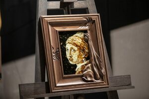 Панно из дерева и янтаря Ян Вермеер "Девушка с жемчужной серёжкой"