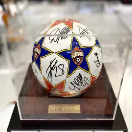 Футбольный мяч с автографом ПФК ЦСКА
