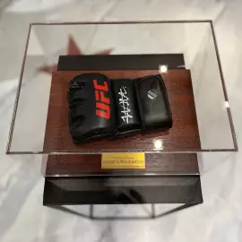 Боксерская перчатка с автографом Хабиба Нурмагомедова, дерево