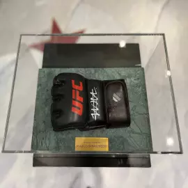 Боксерская перчатка с автографом Хабиба Нурмагомедова, мрамор зеленый