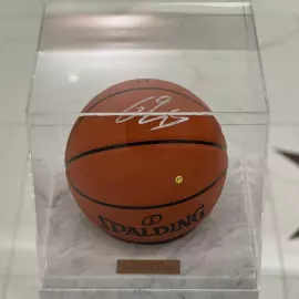 Баскетбольный мяч с автографом Шакила О’Нила, мрамор белый