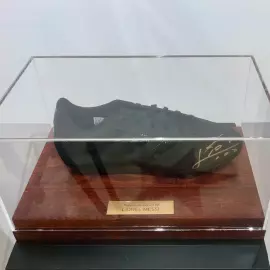 Обувь с автографом футболиста Лионеля Месси, дерево