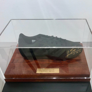 Обувь с автографом футболиста Лионеля Месси, дерево