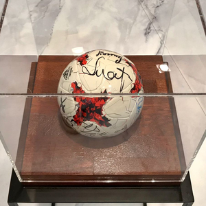 Футбольный мяч с автографами футболистов Роналдиньо, Джей-Джея Окоча, Марселя Десайи, Витора Баия, Дмитрия Сычёва и другие, дерево