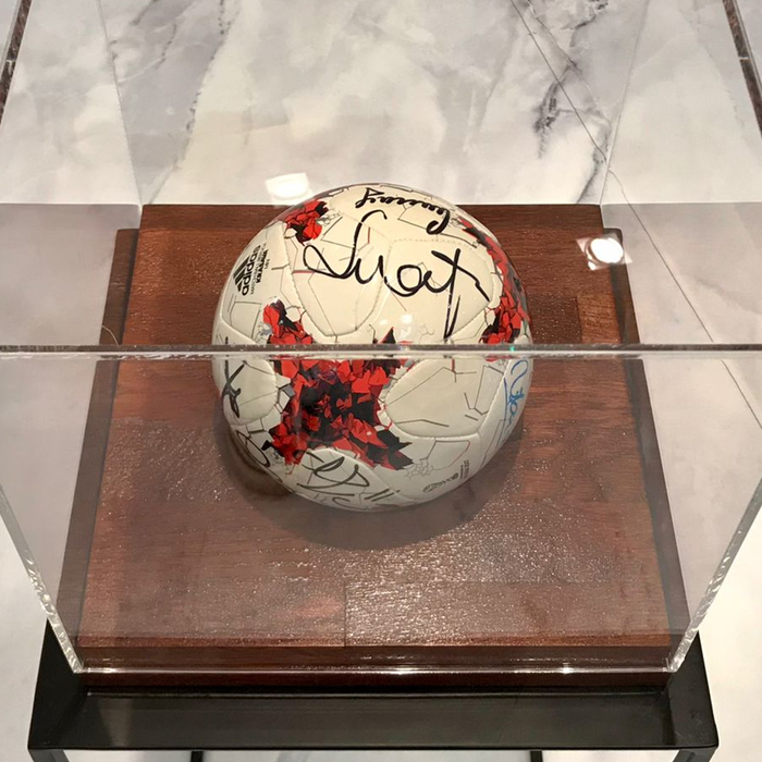 Футбольный мяч с автографами футболистов Роналдиньо, Джей-Джея Окоча, Марселя Десайи, Витора Баия, Дмитрия Сычёва и другие, дерево