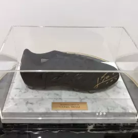 Обувь с автографом футболиста Лионеля Месси, мрамор белый