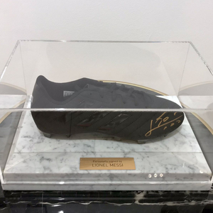 Обувь с автографом футболиста Лионеля Месси, мрамор белый