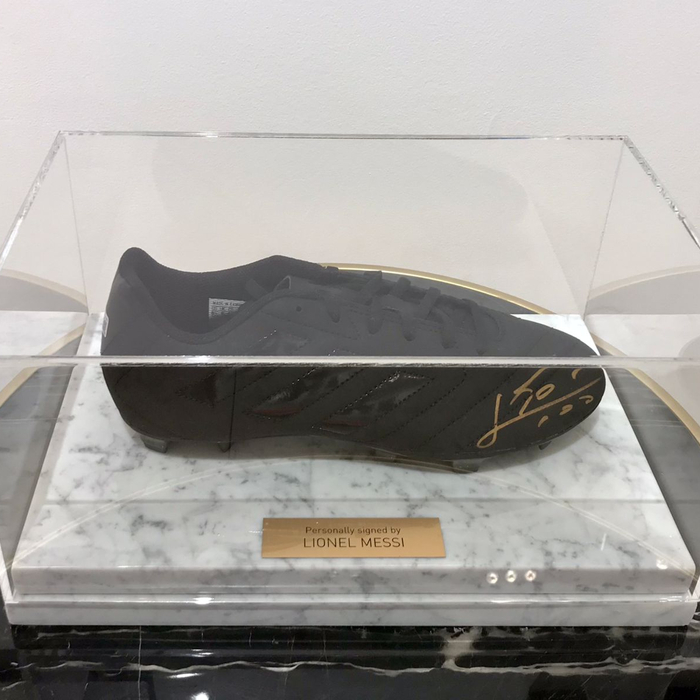 Обувь с автографом футболиста Лионеля Месси, мрамор белый