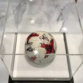 Футбольный мяч с автографами футболистов Роналдиньо, Джей-Джея Окоча, Марселя Десайи, Витора Баия, Дмитрия Сычёва и других, мрамор белый