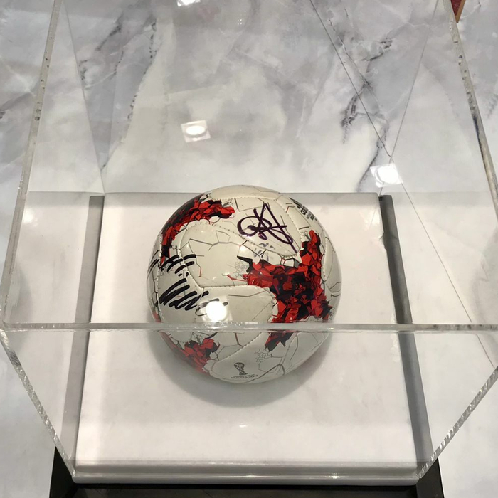 Футбольный мяч с автографами футболистов Роналдиньо, Джей-Джея Окоча, Марселя Десайи, Витора Баия, Дмитрия Сычёва и других, мрамор белый