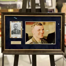 Фото с автографом космонавта Юрия Гагарина, побывавшее на МКС