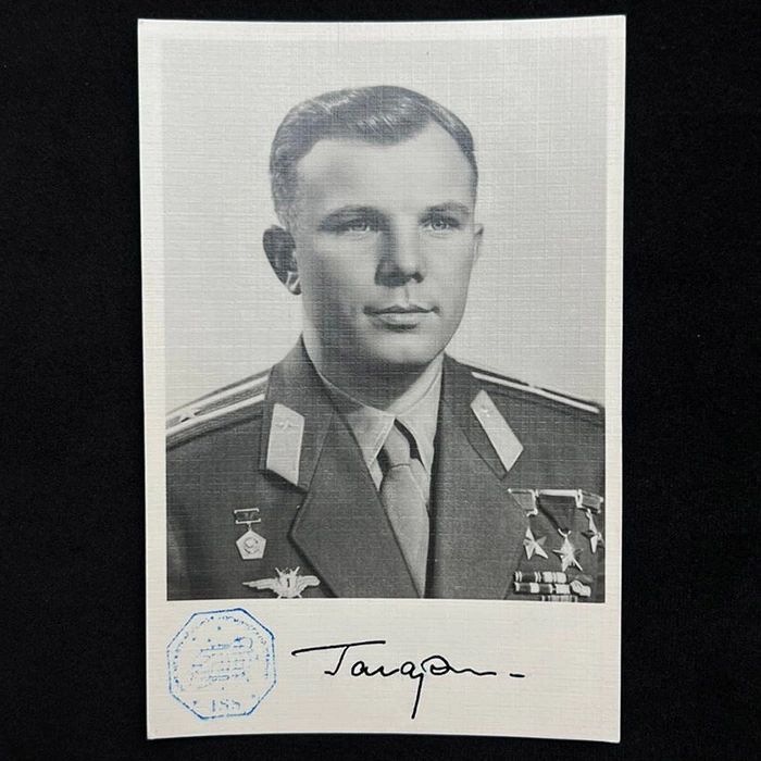 Фото с автографом космонавта Юрия Гагарина, побывавшее на МКС