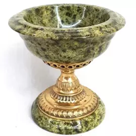 Ваза из змеевика и бронзы