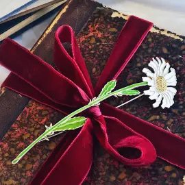 Брошь серебряная "Ромашка" коллекции "Гербарий Татьяны Поляковой" Брошь серебряная "Ромашка" коллекции "Гербарий Татьяны Поляковой"