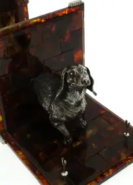 Подставка для книг из янтаря "Такса"