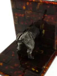 Подставка для книг из янтаря "Такса"