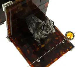 Подставка для книг из янтаря "Такса"