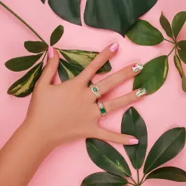 Кольцо из красного золота с изумрудом и бриллиантами Кольцо из красного золота с изумрудом и бриллиантами