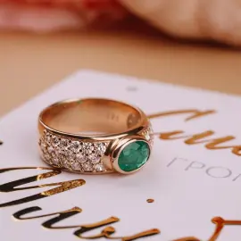 Кольцо из красного золота с изумрудом и бриллиантами Кольцо из красного золота с изумрудом и бриллиантами