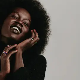 Кольцо из красного золота с изумрудом и бриллиантами Кольцо из красного золота с изумрудом и бриллиантами