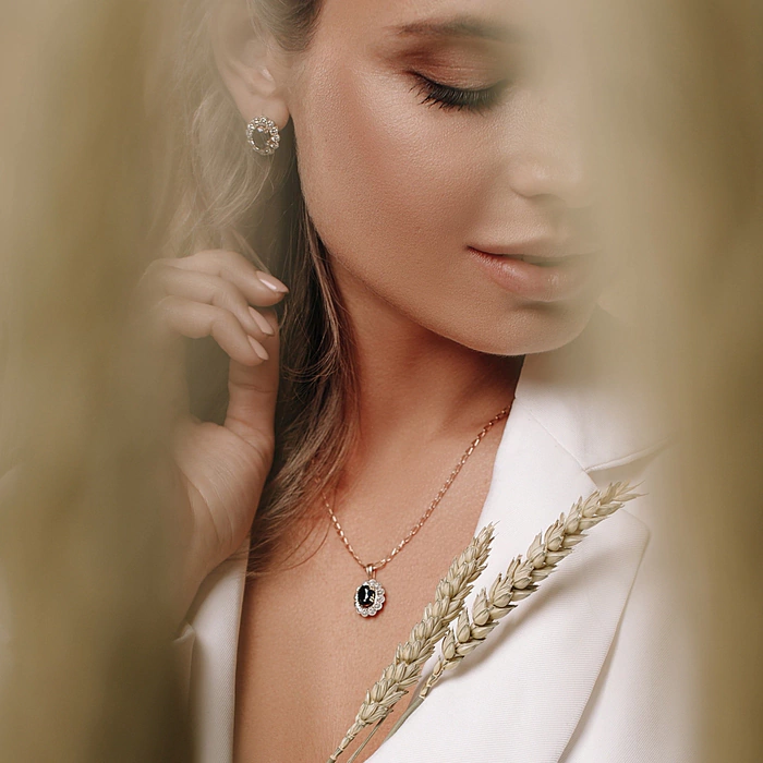 Red gold pendant with diamonds and sapphire