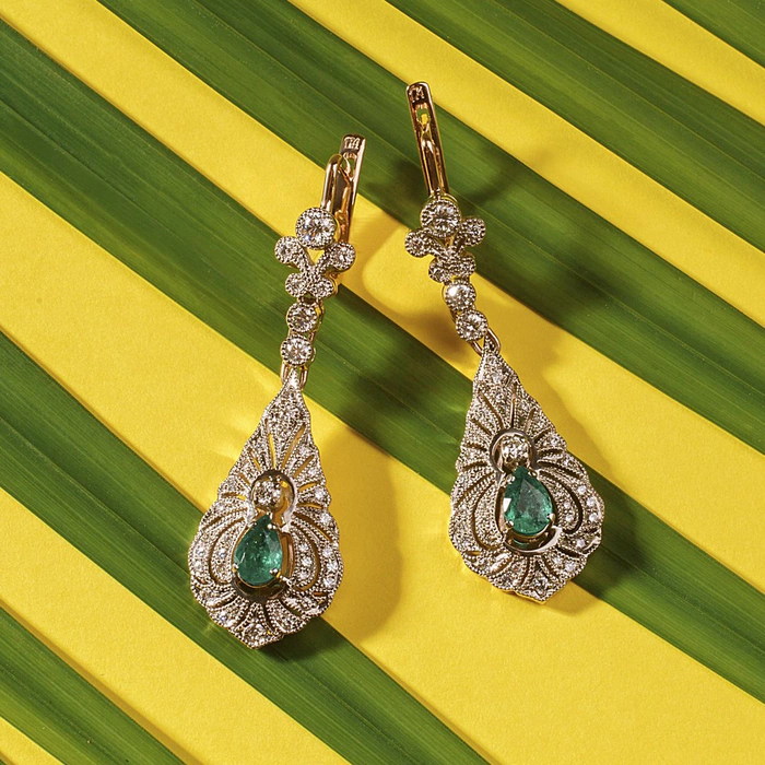 Earrings in red gold with emeralds and diamonds