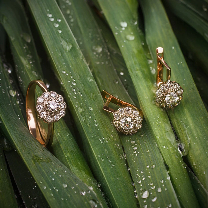 Earrings made of red gold with diamonds