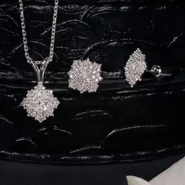 Серьги из белого золота с бриллиантами