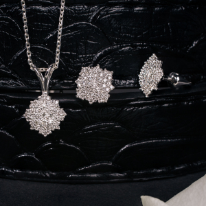 Earrings in white gold with diamonds