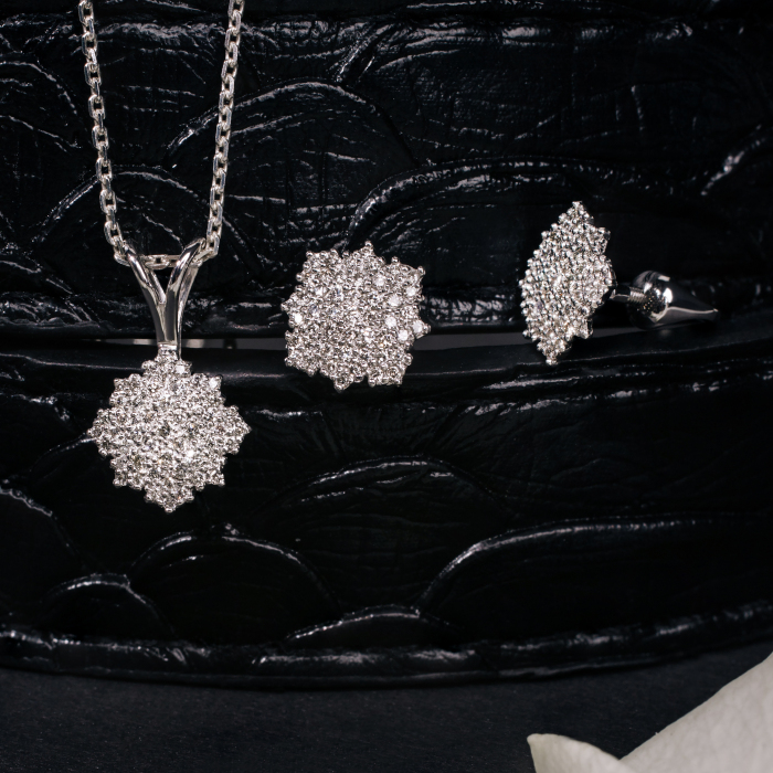 Earrings in white gold with diamonds