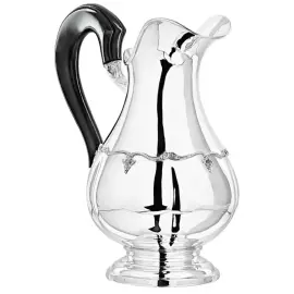 Серебряный кувшин с цветочным орнаментом и деревянной ручкой