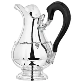 Серебряный кувшин с цветочным орнаментом и деревянной ручкой