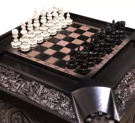 Шахматный стол из бука "Рыцари"