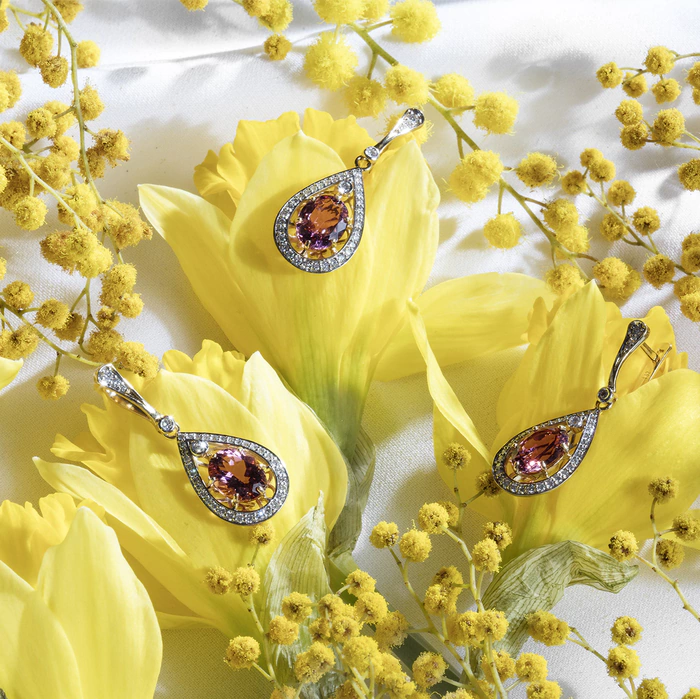 Yellow gold pendant with tourmaline and diamonds