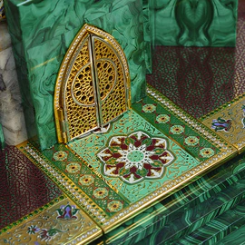 Tabletop mosque-repository for the Quran "Al-Malikiti Masjid" (Malachite Mosque)