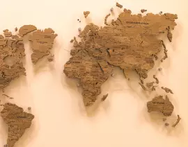 Карта мира из массива дуба, на заказ