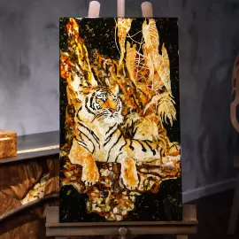 Панно из янтаря "Тигр"
