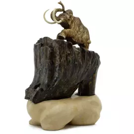 Скульптура "Мамонт на горе"