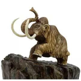 Скульптура "Мамонт на горе"