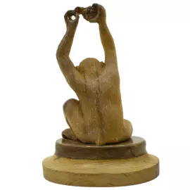 Скульптура из бивня мамонта "Обезьяна с гранатой"