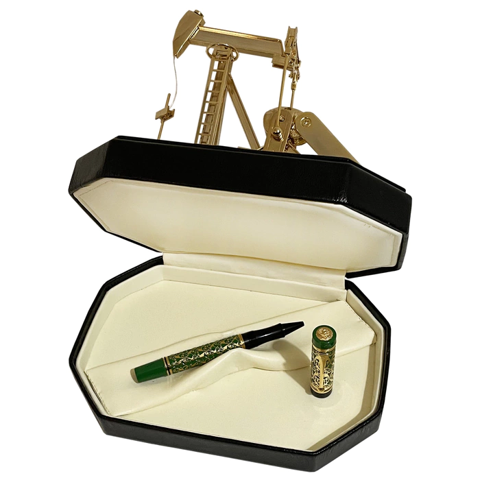 The roller handle with an oil rocker is golden green