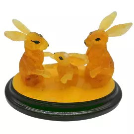 Композиция из янтаря "Кролики"