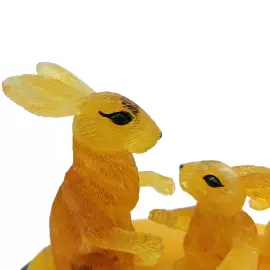 Композиция из янтаря "Кролики"